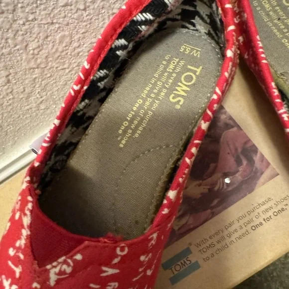 TOMS Red Calculus Canvas Slip-Ons with White Mathematical Pattern Sz 5.5 - Picture 2 of 6